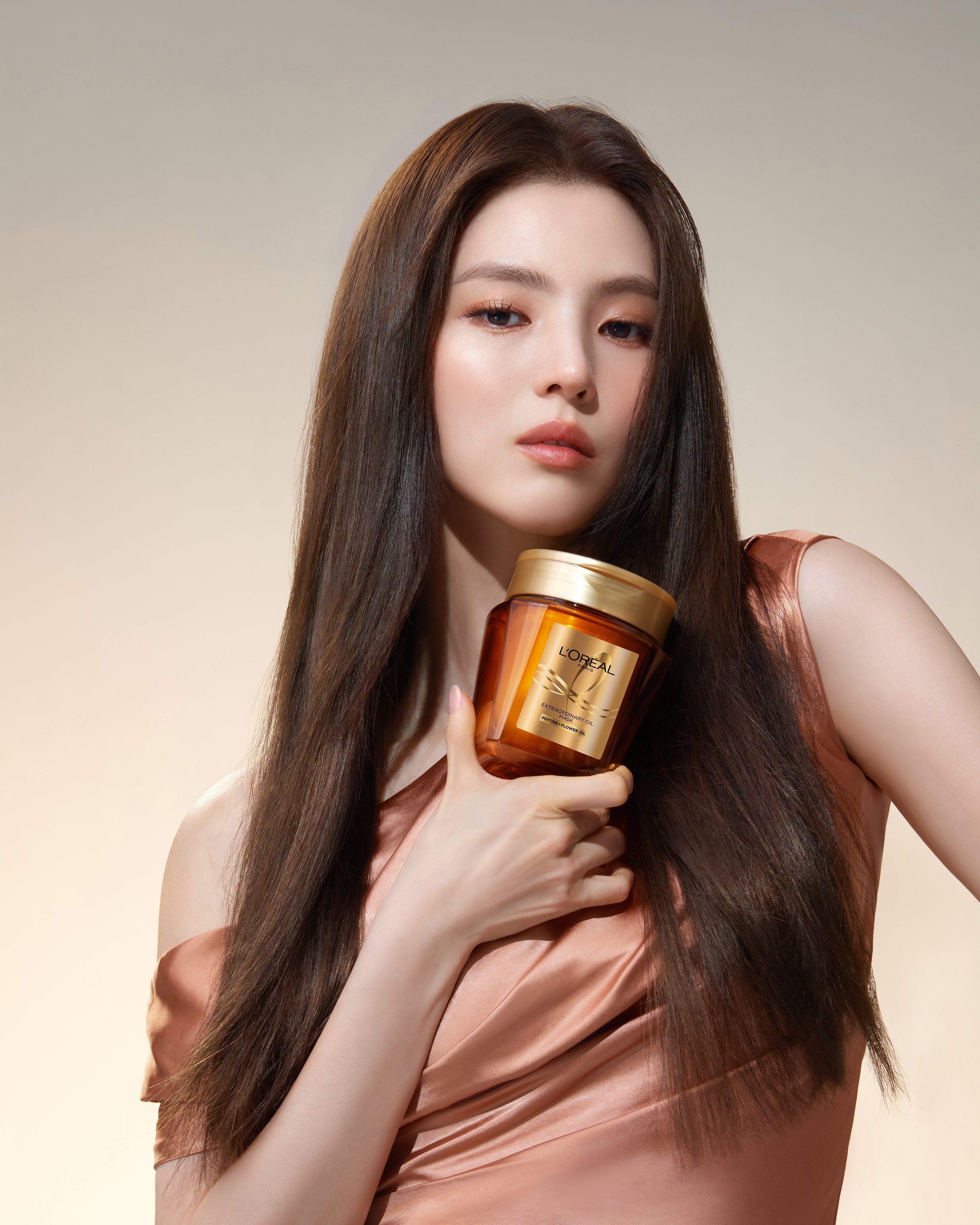 한소희(Han So-hee) 로레알 파리 헤어 케어 제품 화보 고화질 - 걸그룹 갤러리