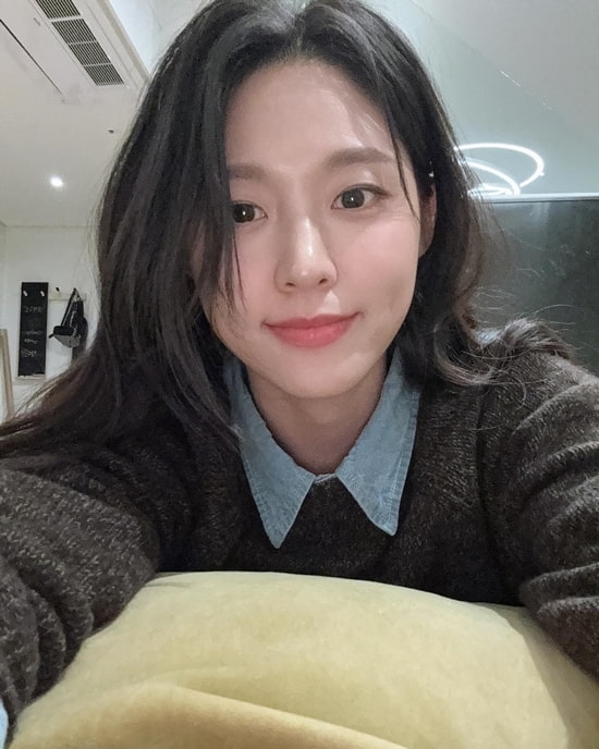 조카와 바닷가에 놀러간 여전한 설현 미모 근황 - 걸그룹 갤러리