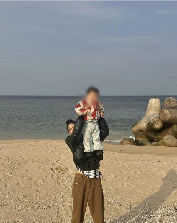 조카와 바닷가에 놀러간 여전한 설현 미모 근황 - 걸그룹 갤러리