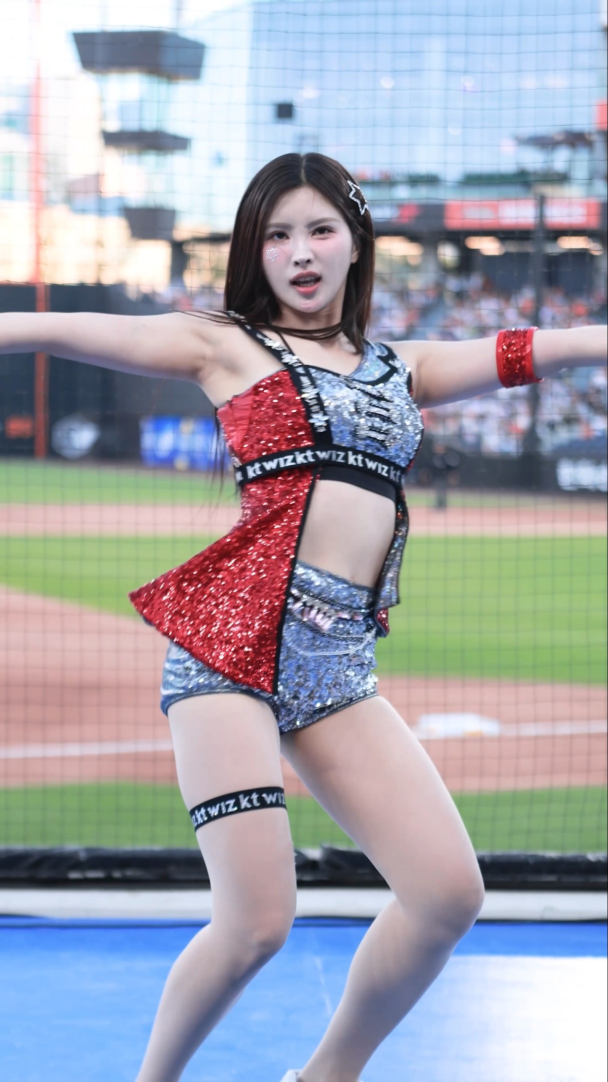 [4K] 2025 kt위즈 김정원치어리더 hands up 5 공연 직캠  #shorts #김정원 #치어리더 #응원  #직캠 #영상 #kt위즈 #아웃송 - 모델·치어리더 갤러리