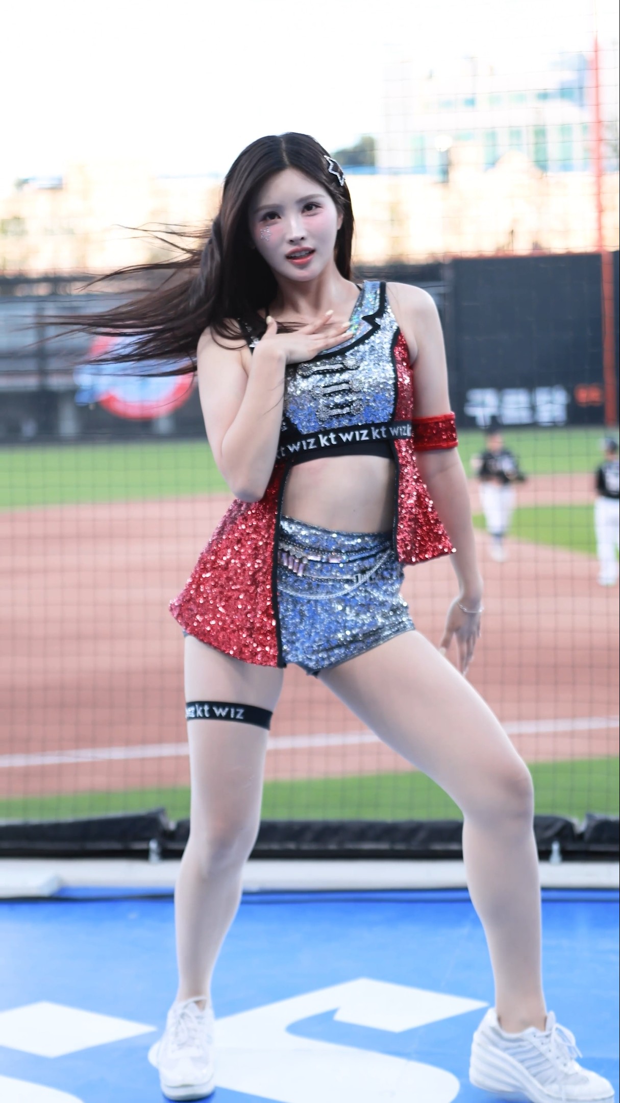 [4K] 2025 kt위즈 김정원치어리더 hands up 1 공연 직캠  #shorts #김정원 #치어리더 #응원  #직캠 #영상 #kt위즈 #아웃송 - 모델·치어리더 갤러리