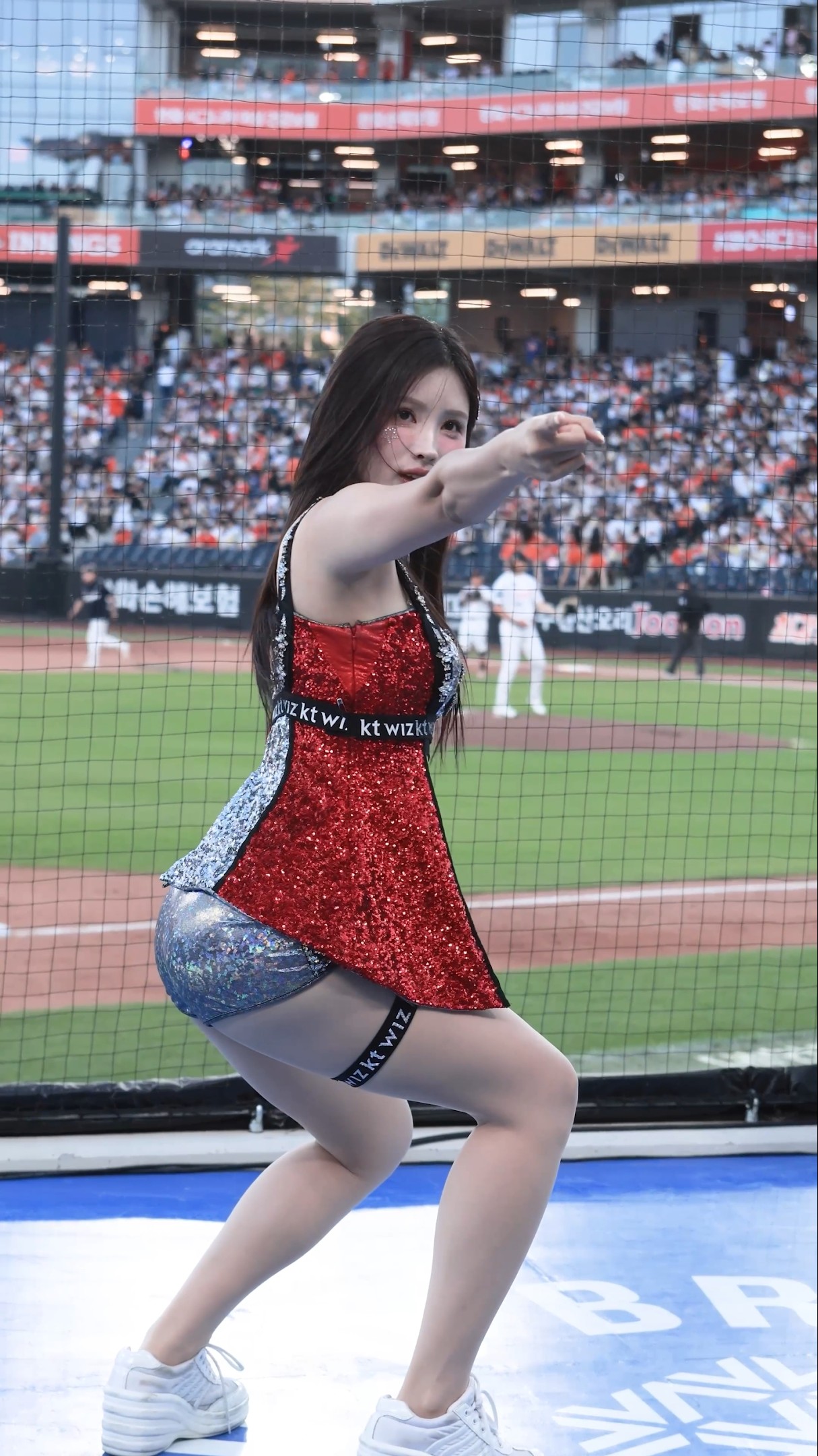 [4K] 2025 kt위즈 김정원치어리더 rebel heart 4 공연 직캠  #shorts #김정원 #치어리더 #응원  #직캠 #영상 #kt위즈 #아웃송 - 모델·치어리더 갤러리