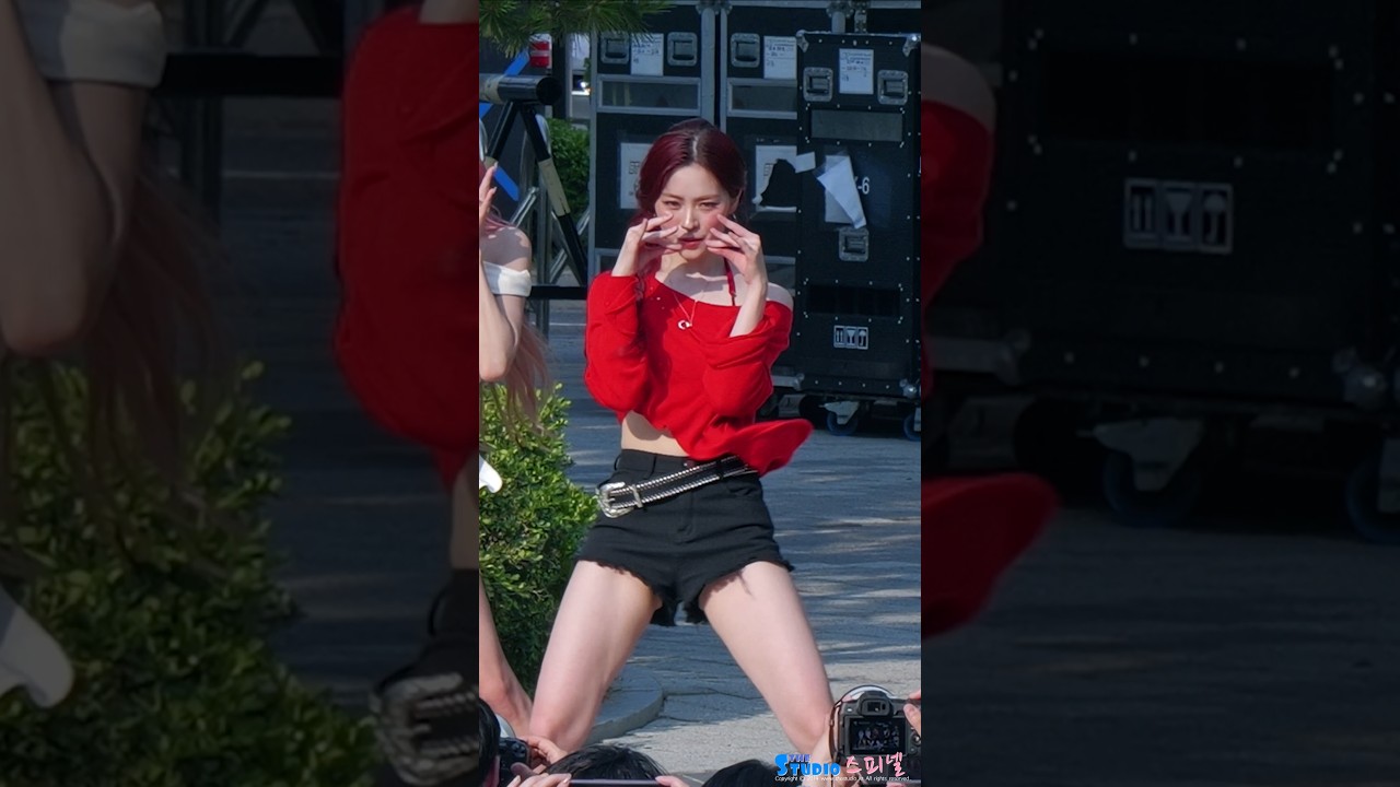 멋쁨 류진 🎶Kiss &amp; Tell #RYUJIN #ITZY - 걸그룹 직캠 | 아카이브 갤러리