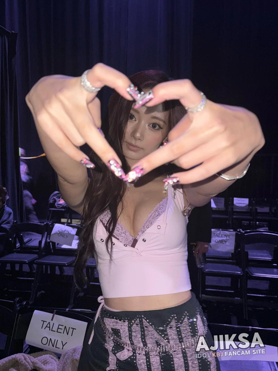 쯔위 빅토리아 시크릿 TWICE at Victoria's Secret Fashion Show 2025 - 걸그룹 갤러리 쯔위 빅토리아 시크릿 TWICE at Victoria's Secret Fashion Show 2025 - 걸그룹 갤러리