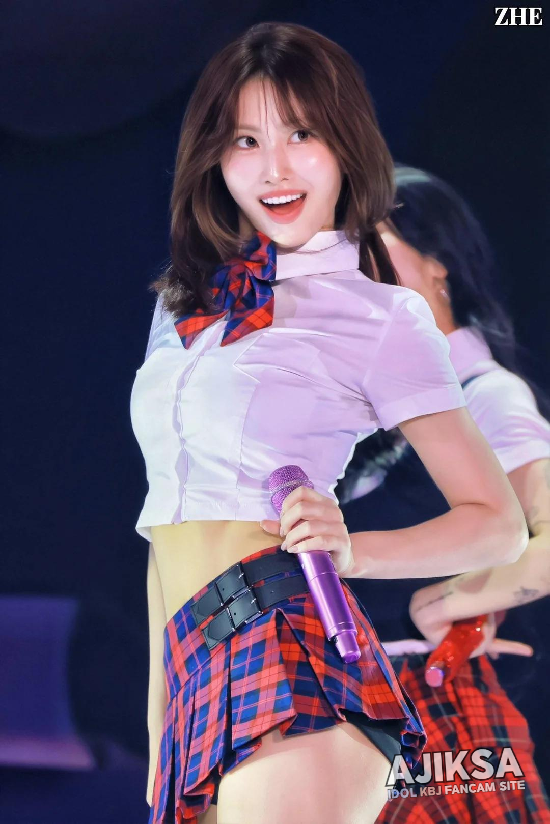 251018 TWICE Momo - 걸그룹 갤러리