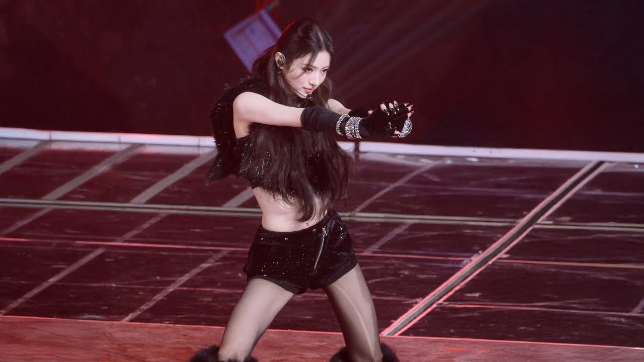 [4K] 251225 미야오 안나 'BURNING UP' 직캠 (MEOVV ANNA FanCam) - 걸그룹 직캠 | 아카이브 갤러리