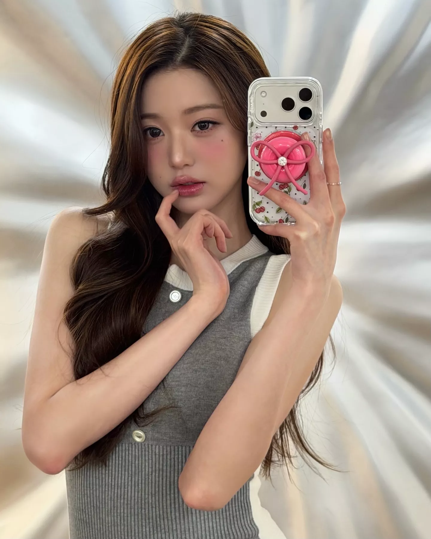 회색 원피스를 입은 원영이 인스타 - 걸그룹 갤러리 회색 원피스를 입은 원영이 인스타 - 걸그룹 갤러리