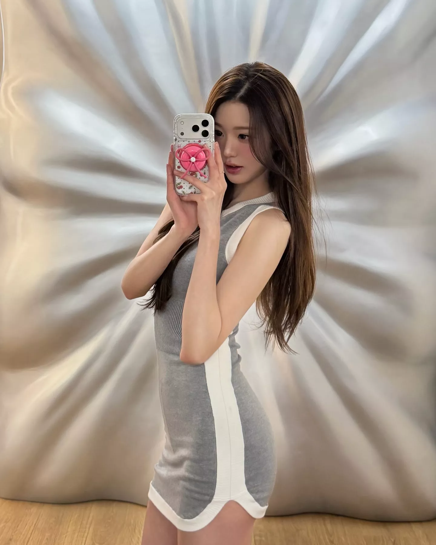 회색 원피스를 입은 원영이 인스타 - 걸그룹 갤러리 회색 원피스를 입은 원영이 인스타 - 걸그룹 갤러리