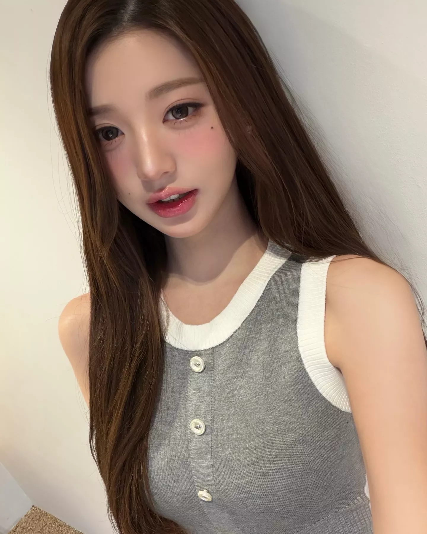 회색 원피스를 입은 원영이 인스타 - 걸그룹 갤러리 회색 원피스를 입은 원영이 인스타 - 걸그룹 갤러리