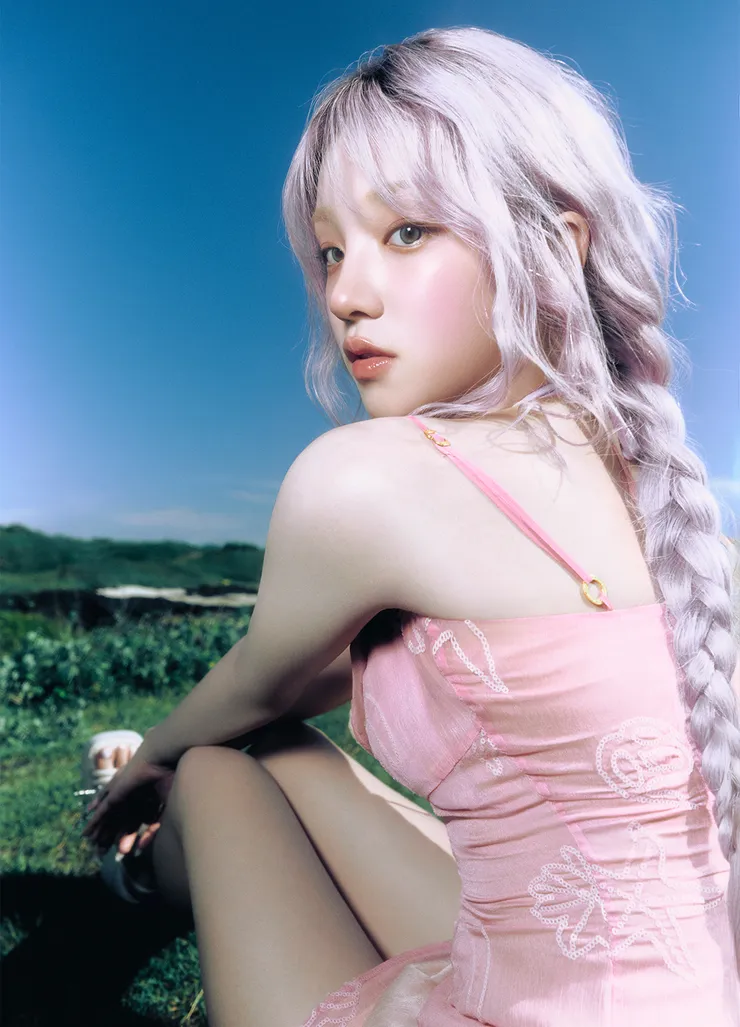 아이들 우기 (YUQI) 1st Single [Motivation] Photobook Image Preview 핑크색 원피스 입고 6장 - 걸그룹 갤러리