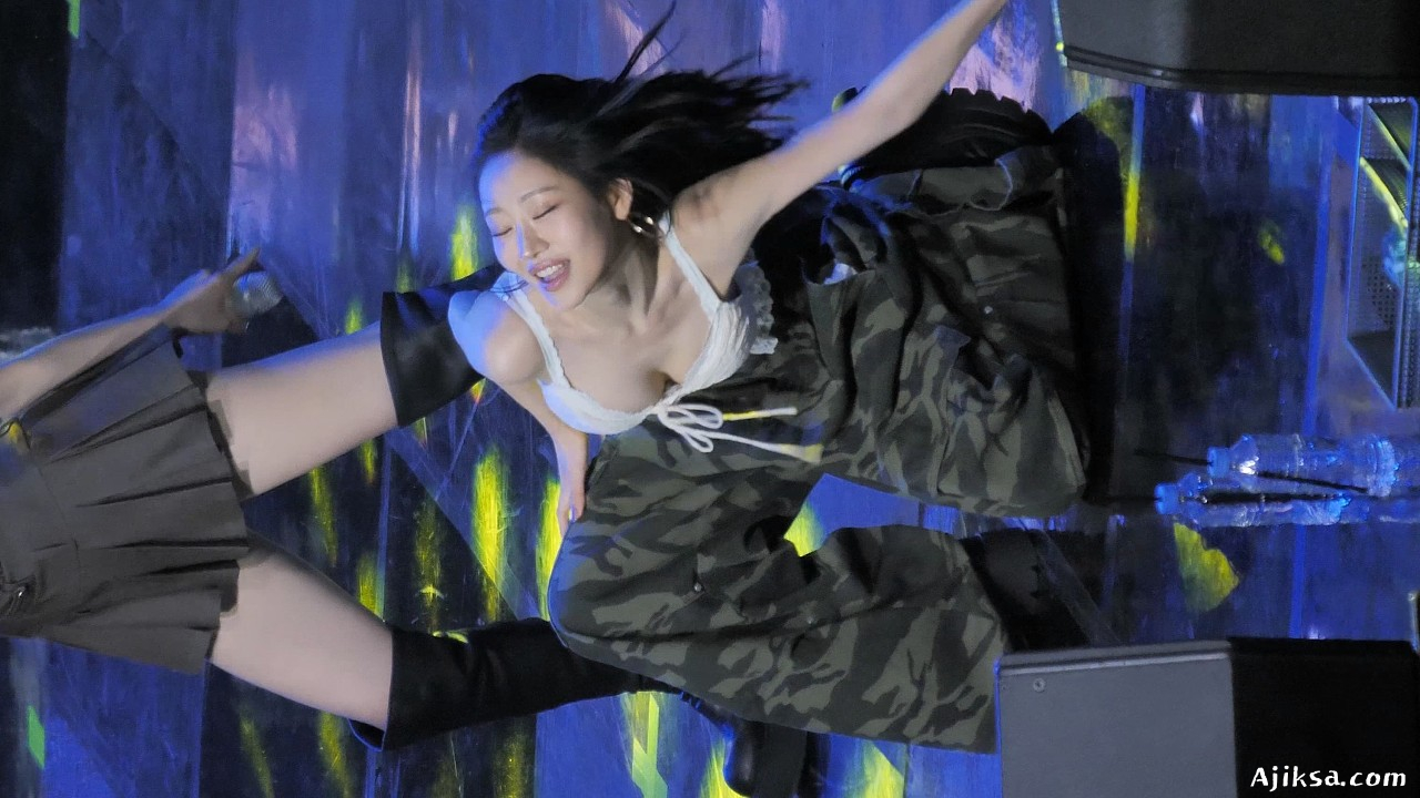 260519 KISS OF LIFE 키스오브라이프 쥴리 - Sticky 스티키 (서울시립대 축제) 직캠 fancam by zam - 걸그룹 직캠 | 아카이브 갤러리