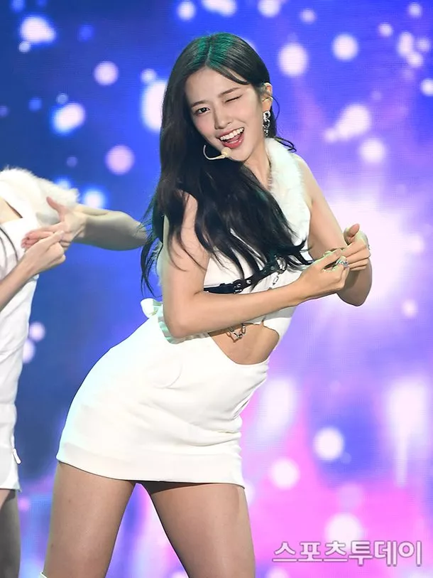 치마 거부하는 중소돌 vs 치마 짧아지는 1군 - 자유게시판 갤러리