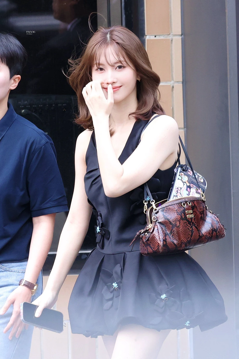 오늘 트와이스 사나 모모 ‘콤부차 랩’ 오픈 기념 포토세션 - 걸그룹 갤러리