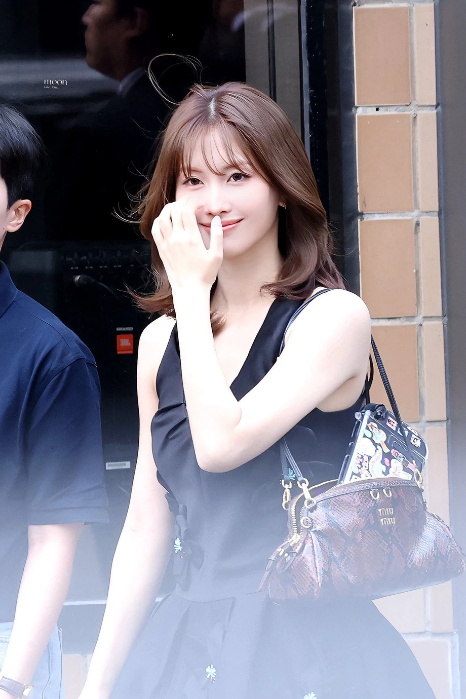 오늘 트와이스 사나 모모 ‘콤부차 랩’ 오픈 기념 포토세션 - 걸그룹 갤러리