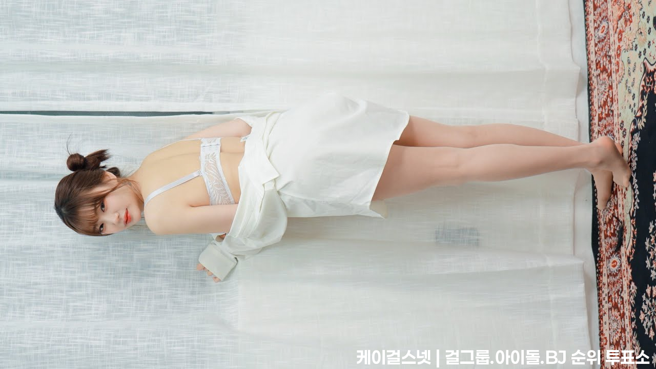 셔츠 아래 드러나는 새하의 청순하고 대담한 매력 | All White Look | Sae Ha - 모델·치어리더 갤러리