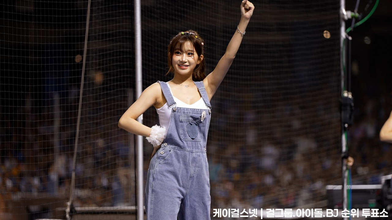隣のダンスを見ながら踊る李珠珢 이주은 (Lee Ju-Eun)  Fubon Angels 台湾チア 치어리더 臺北大巨蛋 2025/8/15【台湾チアTV】 - 모델·치어리더 갤러리