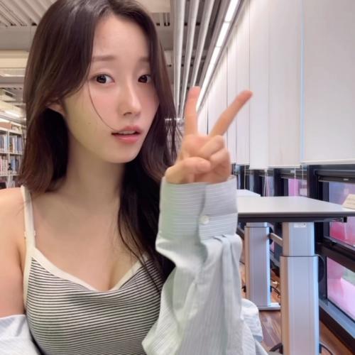 도서관에서 몰래… 난 오직==문채솔!!!!!