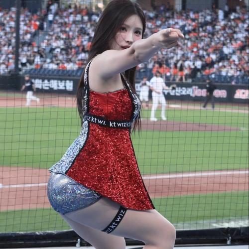 [4K] 2025 kt위즈 김정원치어리더 rebel heart 4 공연 직캠  #shorts #김정원 #치어리더 #응원  #직캠 #영상 #kt위즈 #아웃송