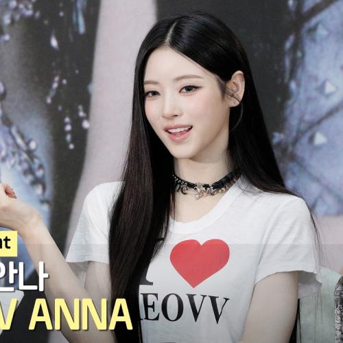 사인 중인 미야오 안나 (MEOVV : ANNA) 'BITE NOW' 팬사인회 | FANSIGNING EVENT • 260704