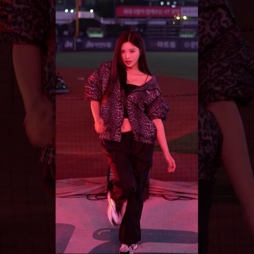 섹시한 분위기 제대로 살린 김정원 치어리더 공연 'Like Jennie'
