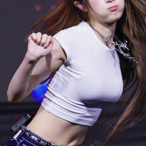 흰티에 청바지로도 충분한 예나 #최예나 #YENA