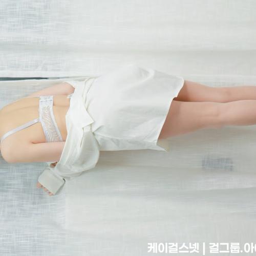 셔츠 아래 드러나는 새하의 청순하고 대담한 매력 | All White Look | Sae Ha