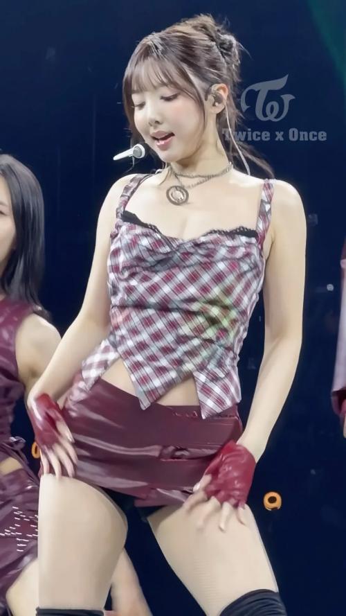 Don’t play with MEEEEEE! 🐰#nayeon #나연 #twice_thisisfor_world_tour