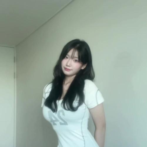 yx_.b1n 꺄 · 8-24  Follow 수능 끝나면 살 뺀다 진짜..#07